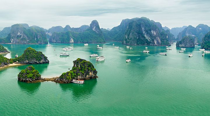 Baia di Ha Long in Vietnam con isole e barche sul mare.