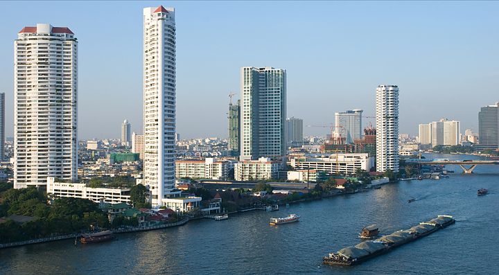 Grattacieli lungo il fiume Chao Phraya a Bangkok.