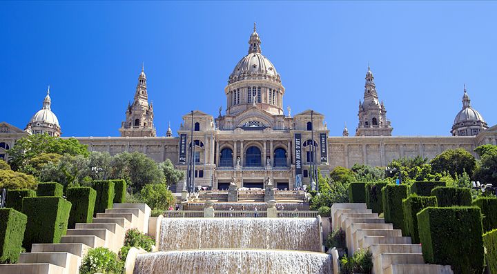 Il Palazzo Nazionale a Barcellona con fontane e giardini.