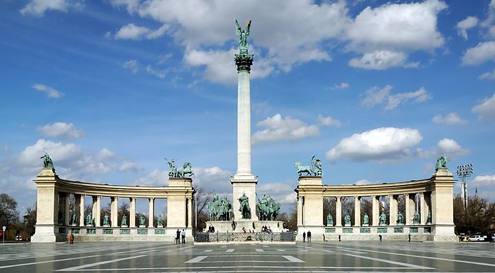 Piazza degli Eroi a Budapest con il monumento al centro.