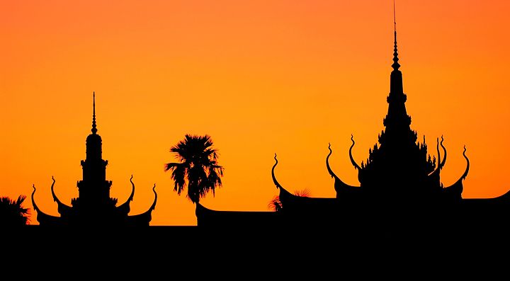 Sagome di templi in Cambogia al tramonto.