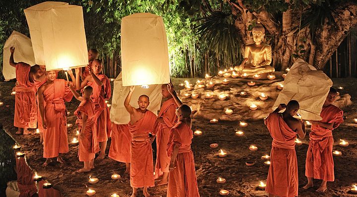 Monaci con lanterne in un tempio a Chiang Mai.