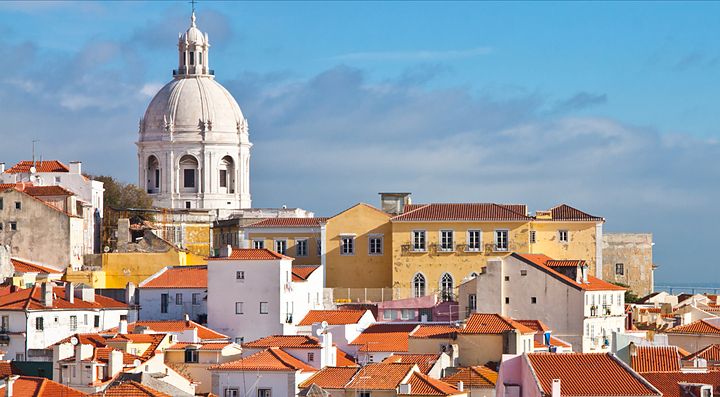 I tetti rossi di Lisbona con in primo piano la cupola del Panteão Nacional.