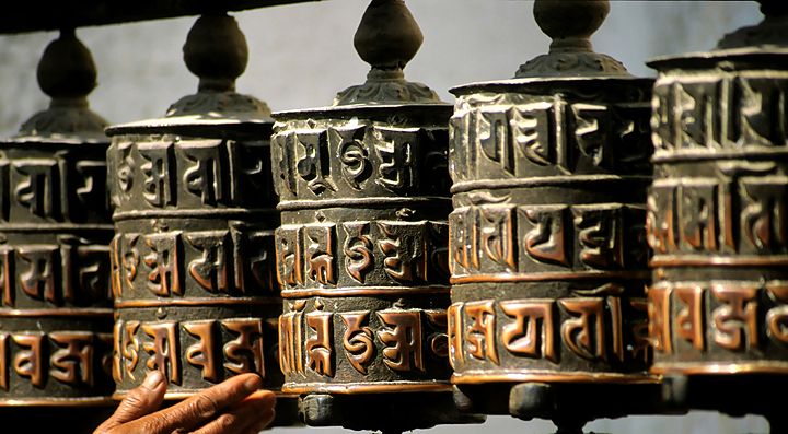 Ruote di preghiera con iscrizioni in Nepal.