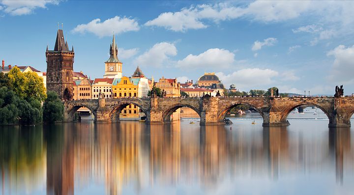 Ponte Carlo a Praga riflesso nel fiume Moldava.