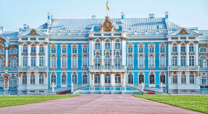 Il Palazzo di Caterina in Russia con facciata blu e dettagli dorati.