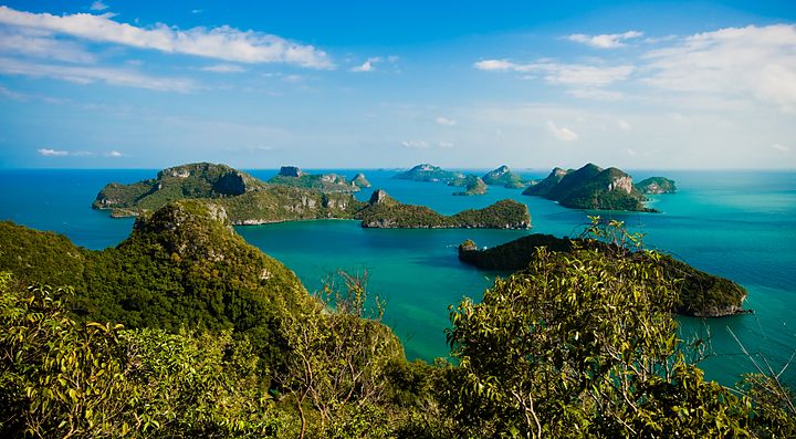 Isole tropicali immersi nel mare blu in Thailandia.