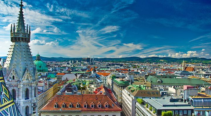 Veduta panoramica di Vienna con cielo azzurro e nuvole.