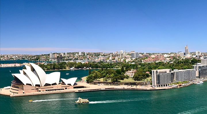 Veduta del Sydney Harbour con l'Opera House e edifici circostanti.