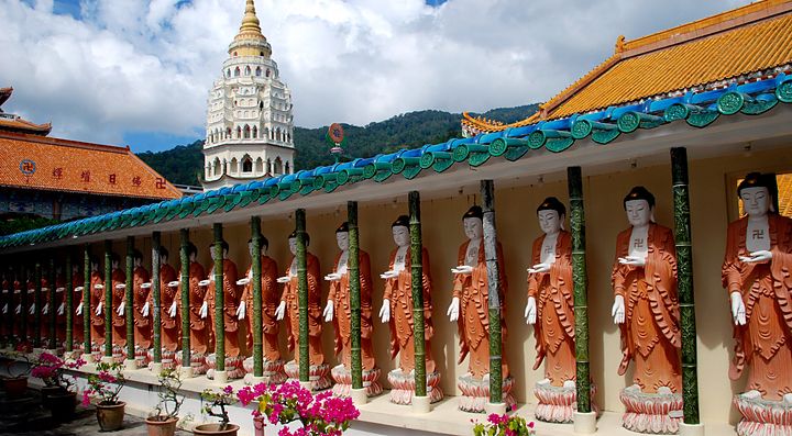 Statue nel Tempio Kek Lok Si a Penang, con pagoda sullo sfondo.