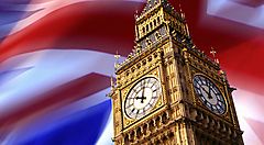 Big Ben di Londra davanti alla bandiera del Regno Unito.