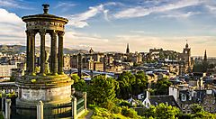 Vista panoramica di Edimburgo con il Monumento a Dugald Stewart.