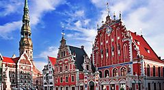 Edifici storici colorati e una chiesa a Riga, Lettonia.