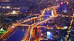 Panorama notturno di Ho Chi Minh City con strade illuminate.