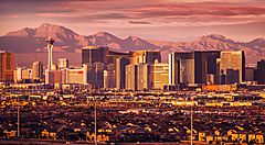 Skyline di Las Vegas al tramonto con montagne sullo sfondo.
