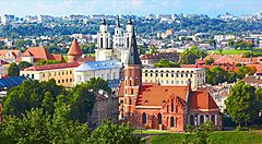 Panorama urbano di Vilnius, Lituania, con edifici storici e verde attorno.