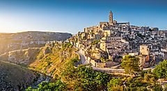 La città storica di Matera con i suoi caratteristici Sassi.