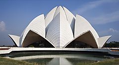 Tempio del Loto a Nuova Delhi con specchio d'acqua.