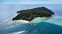 Veduta aerea di un'isola nel Parco Tunku Abdul Rahman, circondata dal mare.