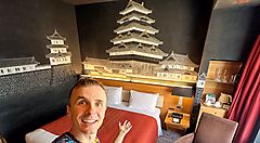Interno di una stanza del Park Hotel Tokyo con decorazioni murali e Marco Togni.