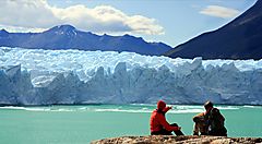 Due persone godono della vista del ghiacciaio in Patagonia.