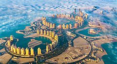 Veduta aerea di The Pearl a Doha, Qatar, avvolta da nuvole.