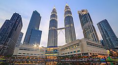 Le Torri Petronas a Kuala Lumpur al tramonto.