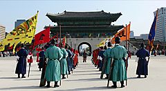 Guardie in abiti tradizionali davanti al Palazzo Gyeongbokgung a Seoul.