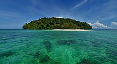 Isola rigogliosa circondata da acqua cristallina a Taman Negara.
