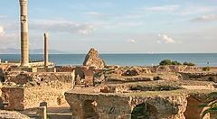 Rovine antiche di Cartagine in Tunisia con vista sul mare.
