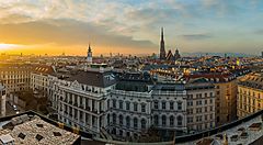 Panorama urbano di Vienna con edifici storici al tramonto.