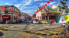 Strada vivace a Georgetown con lanterne rosse appese e architettura tradizionale.