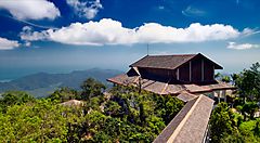 Veduta panoramica di una casa tra le colline lussureggianti di Langkawi.