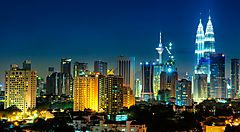Skyline notturno di Kuala Lumpur con le Torri Petronas illuminate.