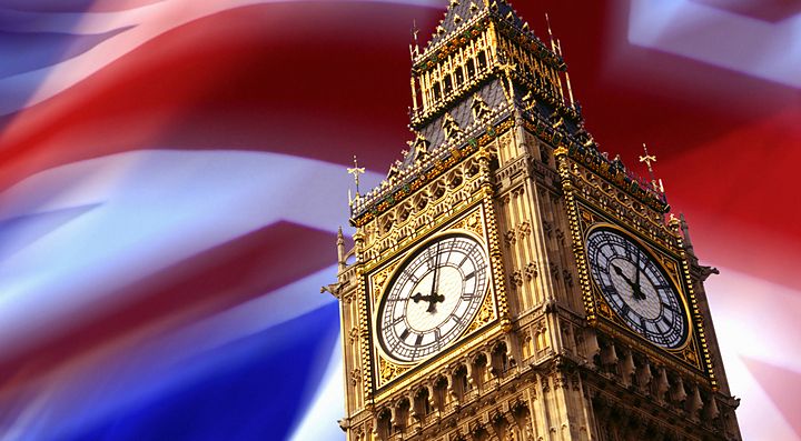 Big Ben di Londra davanti alla bandiera del Regno Unito.