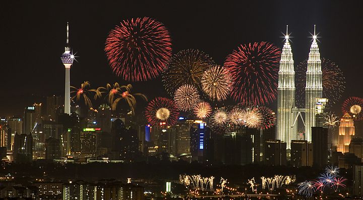 Fuochi d'artificio a Capodanno sopra il skyline di Kuala Lumpur.