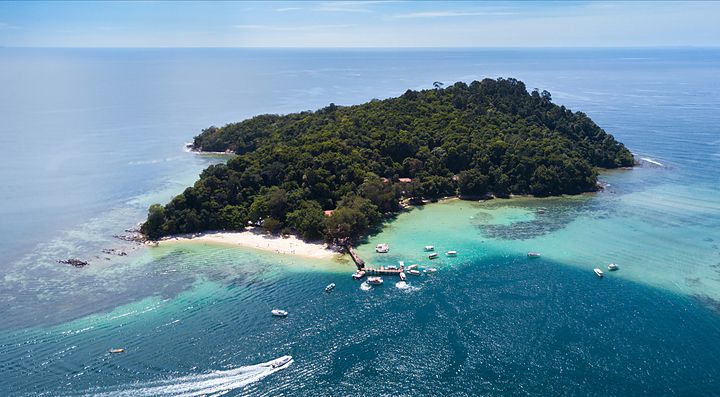 Veduta aerea di un'isola nel Parco Tunku Abdul Rahman, circondata dal mare.