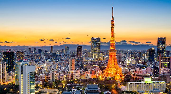 Skyline di Tokyo al tramonto, con la Tokyo Tower in primo piano.