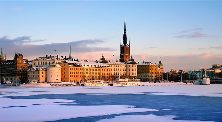Panorama invernale di Stoccolma con edifici storici e neve.