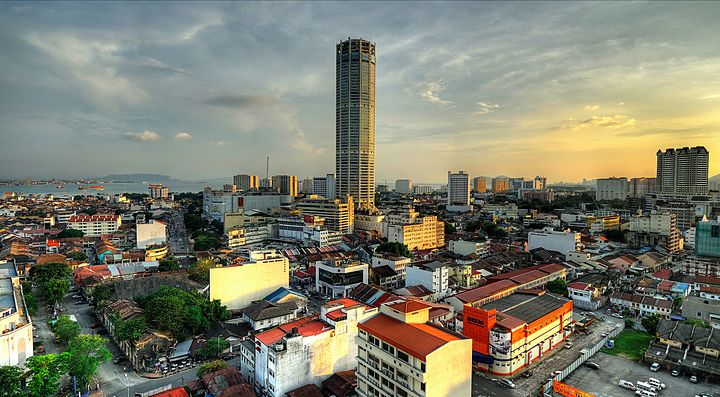 Panorama serale di Georgetown con grattacielo al centro.