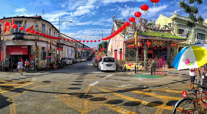 Strada vivace a Georgetown con lanterne rosse appese e architettura tradizionale.