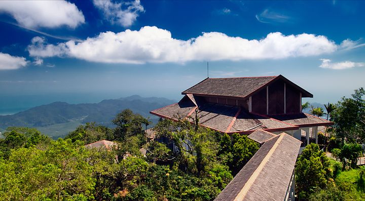 Veduta panoramica di una casa tra le colline lussureggianti di Langkawi.