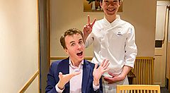 Chef sorridente con Marco Togni al ristorante Ise Sueyoshi.