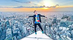 Vista panoramica da Shibuya Sky Scramble, con Marco Togni in posa.