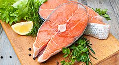 Salmone crudo su un tagliere.