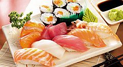 Un misto di con vari tipi di nigiri sushi e maki sushi.