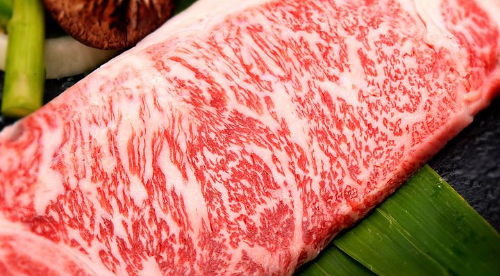 Dettaglio di una fetta di carne di Kobe ancora cruda.