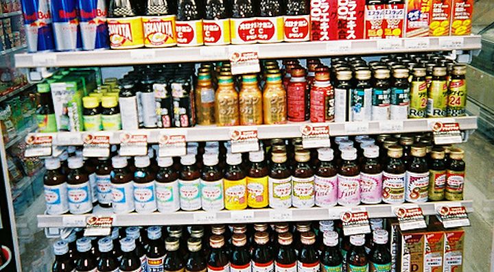 Frigo con bottigliette "Genki Drink" all'interno di un conbini.