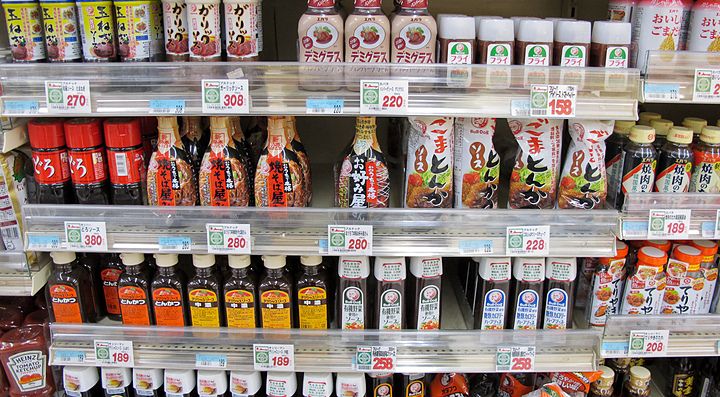 Salse e condimenti giapponesi, su uno scaffale in un supermercato.