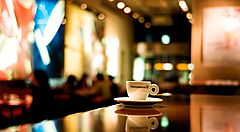 Un caffè su un bancone.